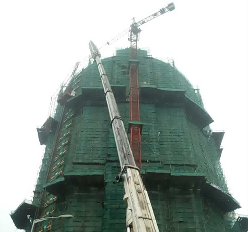 曹县吊车在工地上作业
